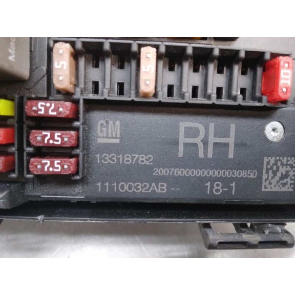 Recambio de caja reles / fusibles para opel astra j lim. cosmo referencia OEM IAM 13318782 1110032AB 