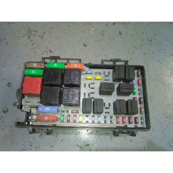 Recambio de caja reles / fusibles para opel corsa d 1.3 dth referencia OEM IAM 13217394EH  
