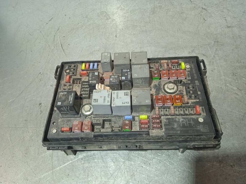 Recambio de caja reles / fusibles para opel astra j lim. cosmo referencia OEM IAM 13318782  