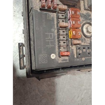 Recambio de caja reles / fusibles para opel astra j lim. cosmo referencia OEM IAM 13318782  
