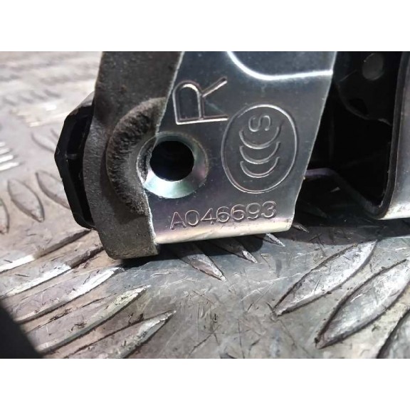 Recambio de cerradura puerta trasera derecha para lexus ct 200h referencia OEM IAM A046693  