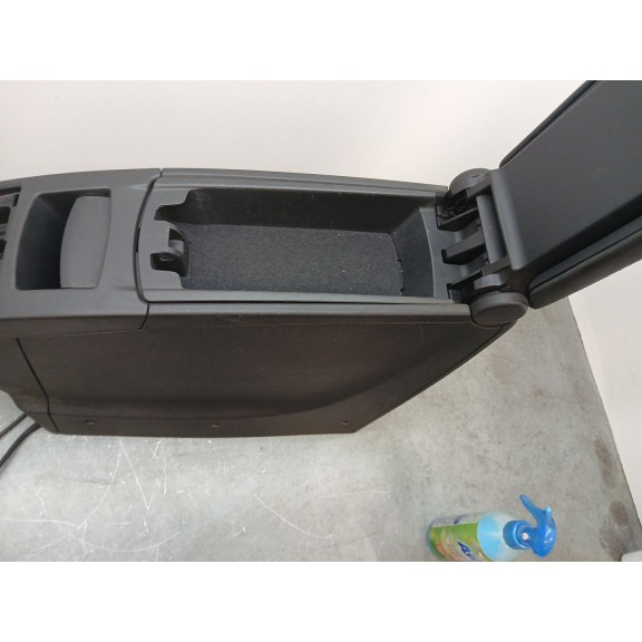 Recambio de apoyabrazos central para renault scenic iii 1.2 tce referencia OEM IAM 7711426456 CUERO NEGRO 8127320