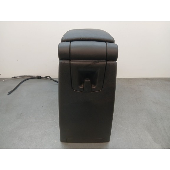 Recambio de apoyabrazos central para renault scenic iii 1.2 tce referencia OEM IAM 7711426456 CUERO NEGRO 8127320