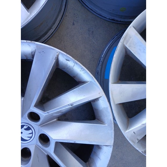 Recambio de juego llantas para skoda superb (3v3) 2.0 tdi referencia OEM IAM 7JX17ET40 X4 17