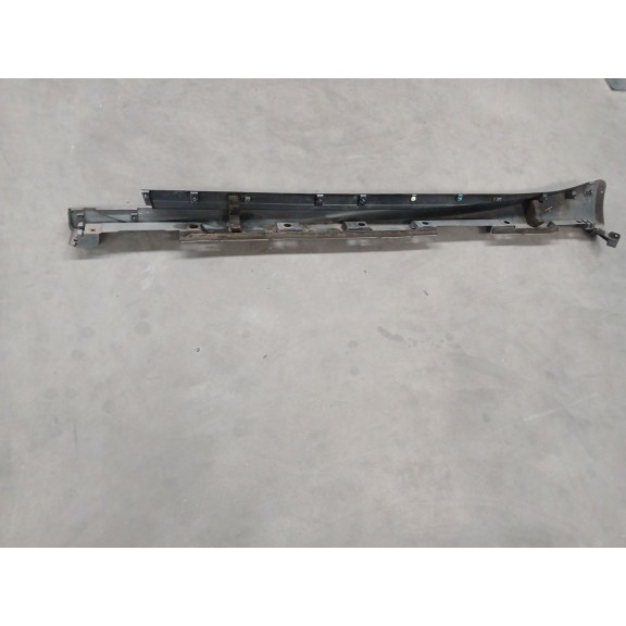 Recambio de faldon lateral para lexus is iii (_e3_) 300h (ave30_) referencia OEM IAM  derecho rozado