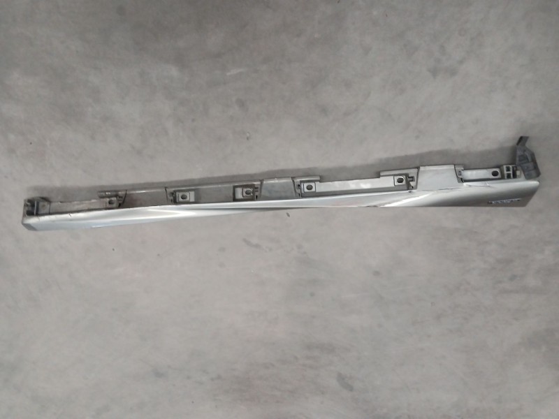 Recambio de faldon lateral para lexus is iii (_e3_) 300h (ave30_) referencia OEM IAM  derecho rozado