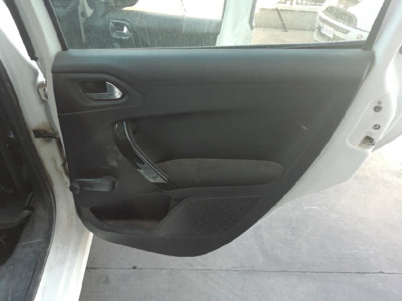 Recambio de guarnecido puerta trasera derecha para peugeot 208 active referencia OEM IAM   