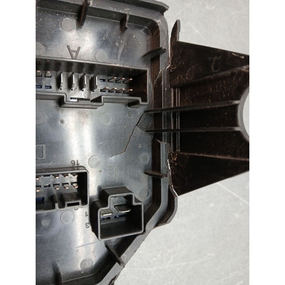 Recambio de caja reles / fusibles para mg zs luxury referencia OEM IAM 10837494 carcasa rota 