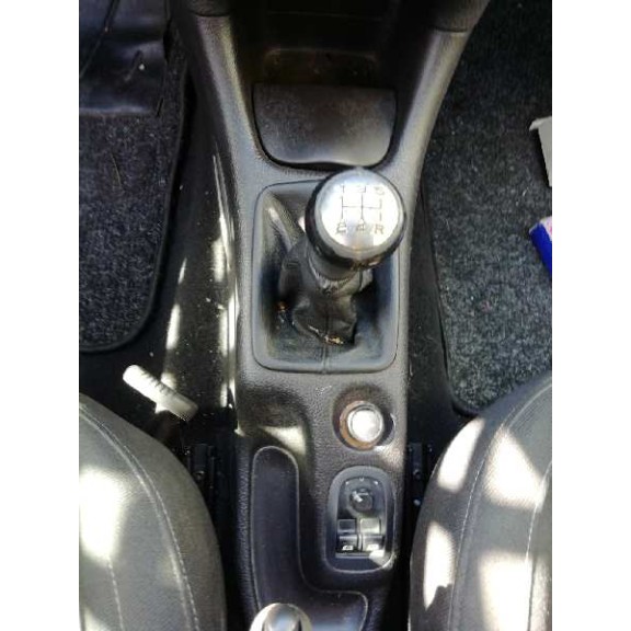 peugeot 206 berlina del año 2001