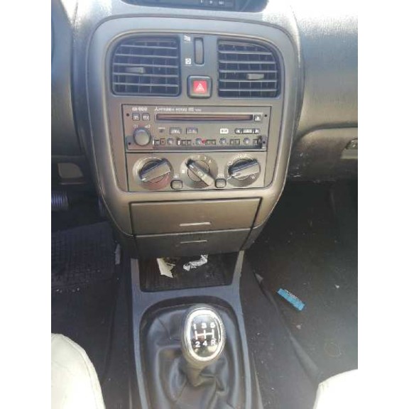 mitsubishi carisma berlina 5 (da0) del año 2000