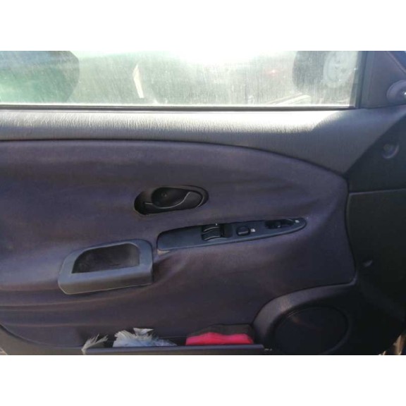 mitsubishi carisma berlina 5 (da0) del año 2000