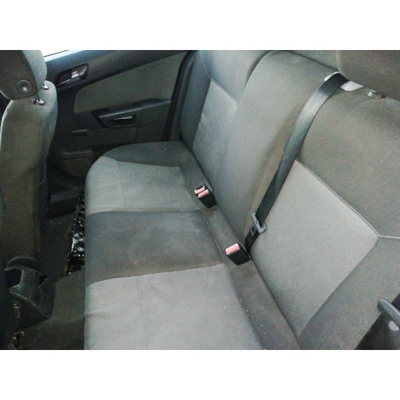 opel astra h berlina del año 2004