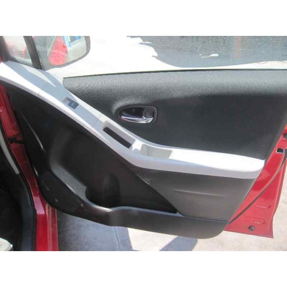 toyota yaris del año 2011