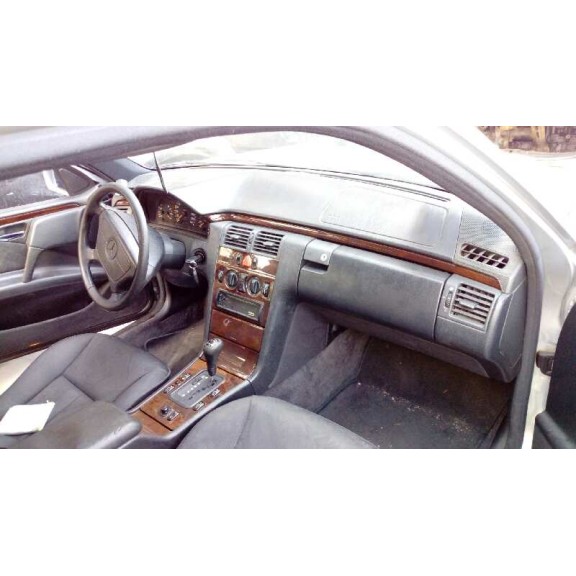 mercedes-benz clase e (w210) berlina del año 1999