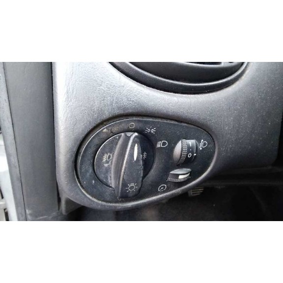 ford focus berlina (cak) del año 2001