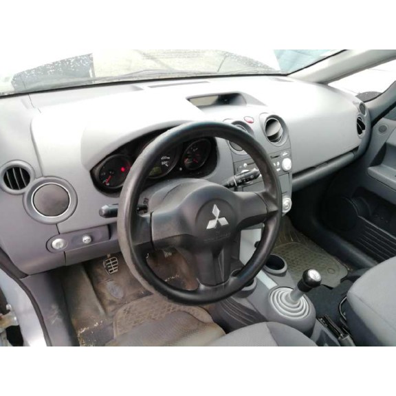 mitsubishi colt berlina 5 (z30a) del año 2005