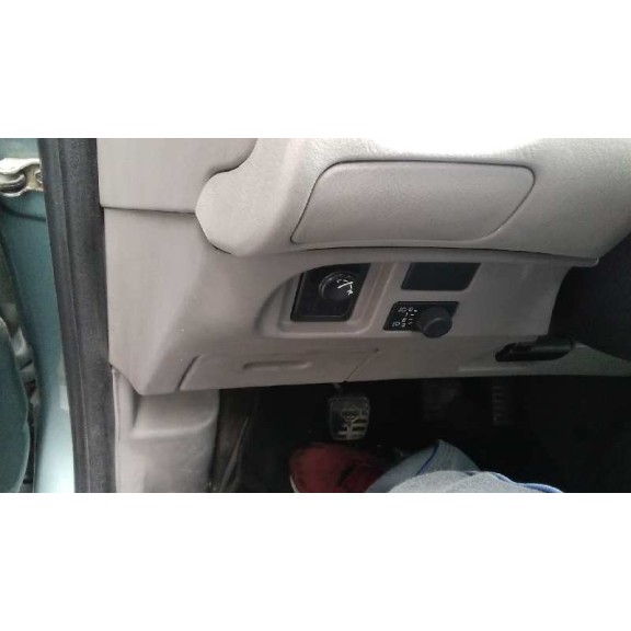 nissan almera tino (v10m) del año 2001