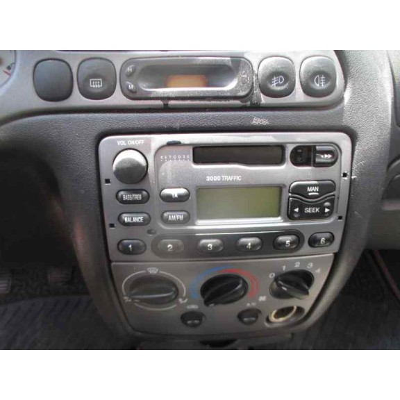 ford fiesta berlina (dx) del año 2001