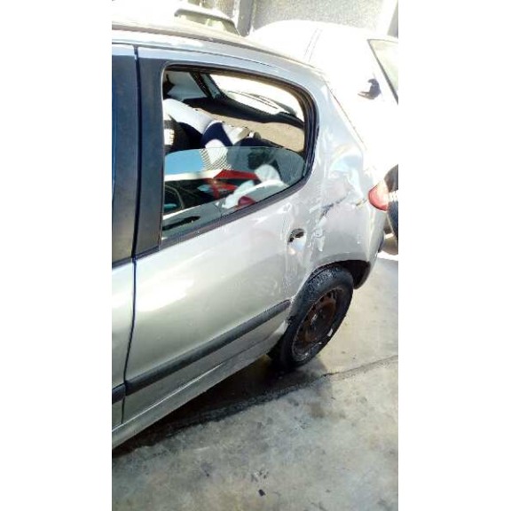 peugeot 206 berlina del año 2002