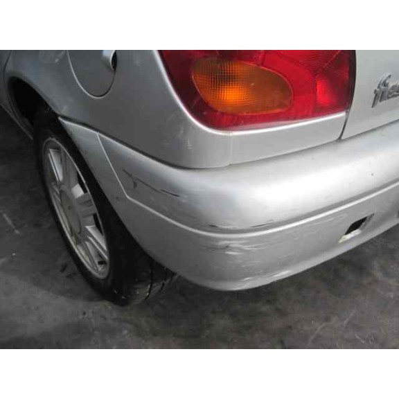 ford fiesta berlina del año 2002