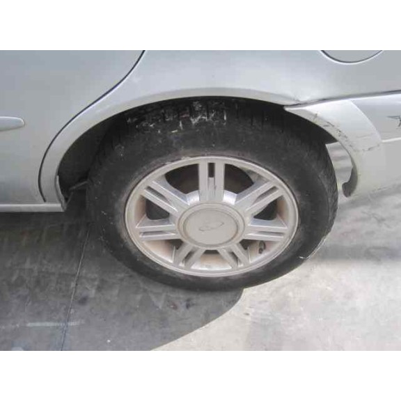 ford fiesta berlina del año 2002