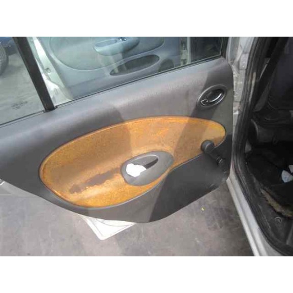 ford fiesta berlina del año 2002