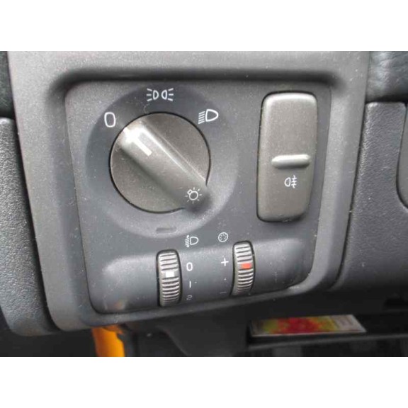 volvo v40 familiar del año 2000