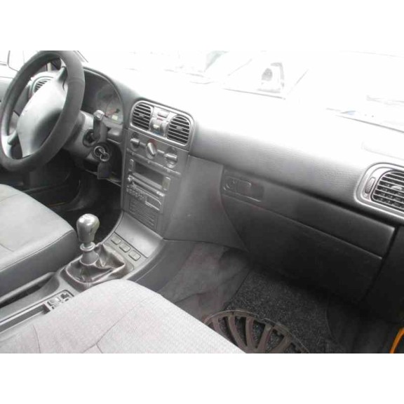 volvo v40 familiar del año 2000