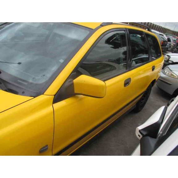 volvo v40 familiar del año 2000