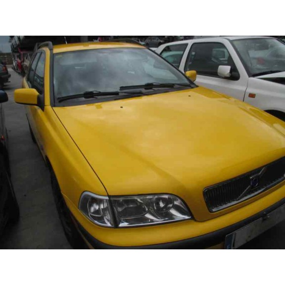 volvo v40 familiar del año 2000