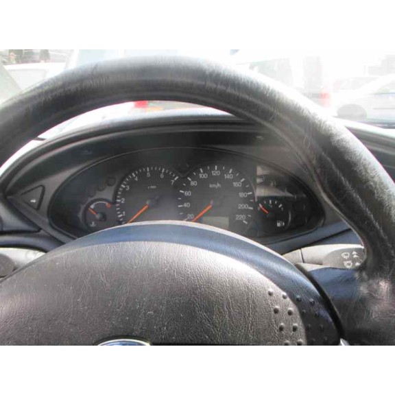 ford focus berlina (cak) del año 2000