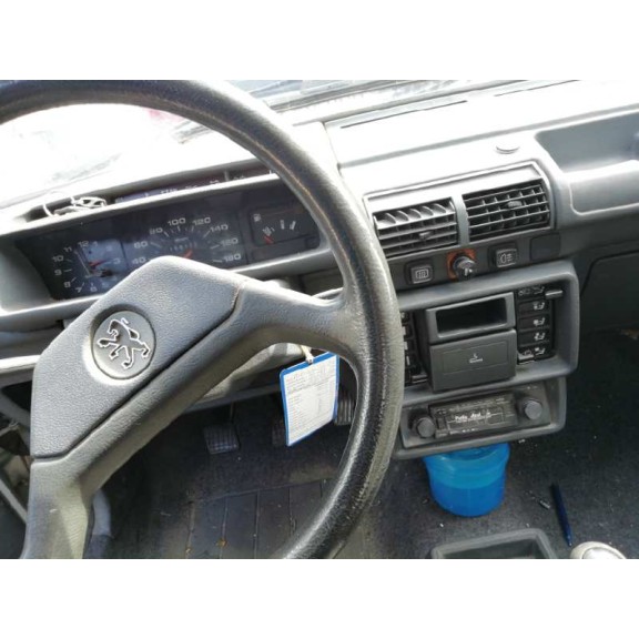 peugeot 205 berlina del año 1986