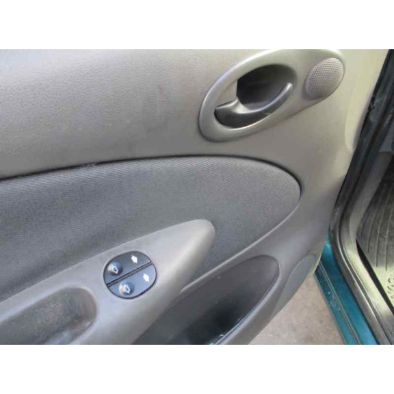 ford fiesta berlina (dx) del año 2000