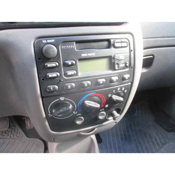 ford fiesta berlina (dx) del año 2000