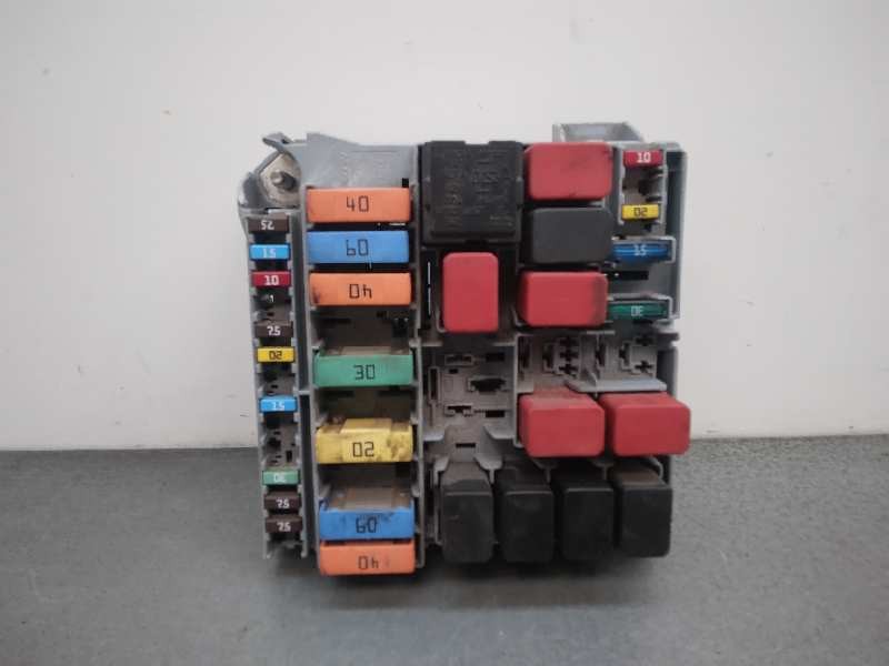 Recambio de caja reles / fusibles para fiat fiorino 1.3 16v jtd cat referencia OEM IAM 51905216  