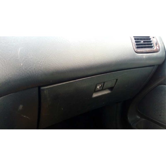 toyota avensis berlina (t 22) del año 2000