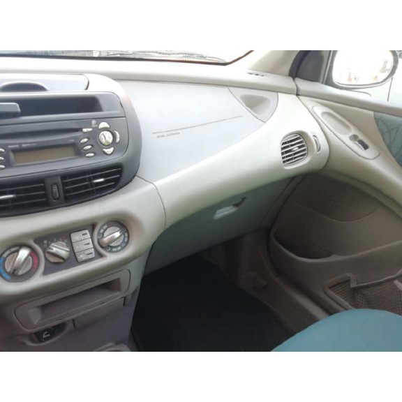 nissan almera tino (v10m) del año 2000