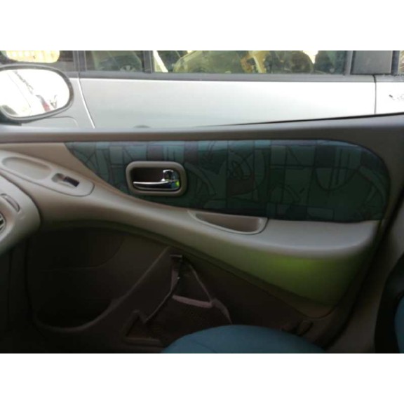 nissan almera tino (v10m) del año 2000