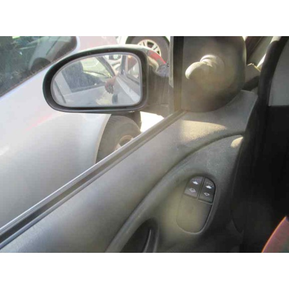 ford focus berlina (cak) del año 2001