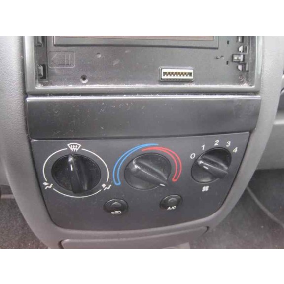 ford fiesta berlina del año 1999