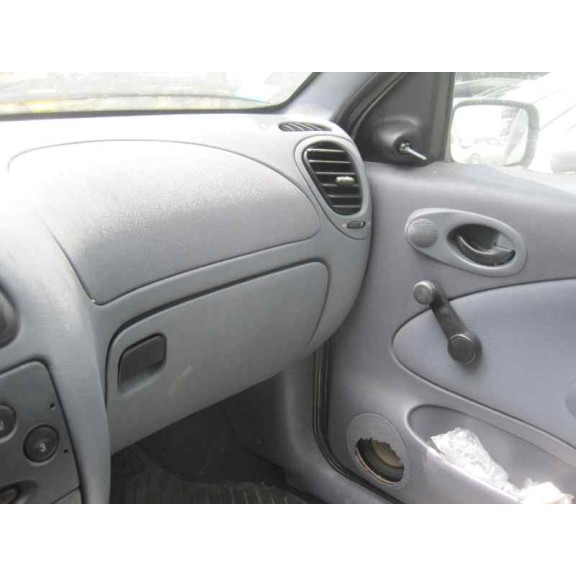 ford fiesta berlina del año 1998