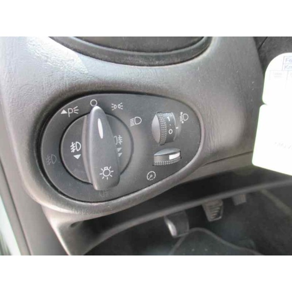 ford focus berlina (cak) del año 2003