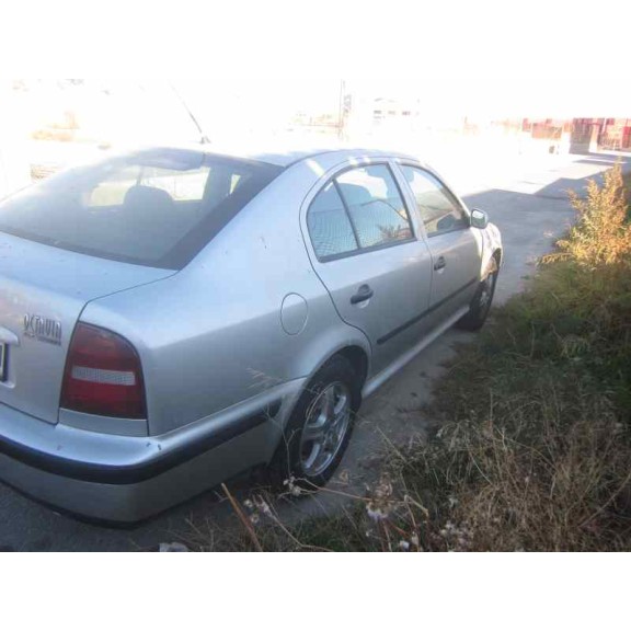 skoda octavia berlina (1u2) del año 2000