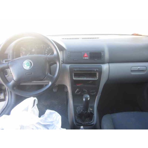 skoda octavia berlina (1u2) del año 2000