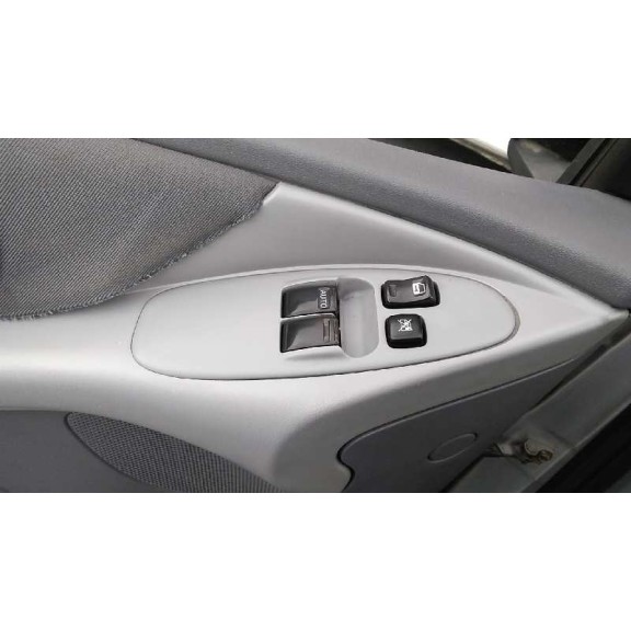 nissan almera tino (v10m) del año 2005