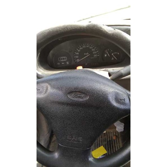 ford fiesta berlina del año 1998