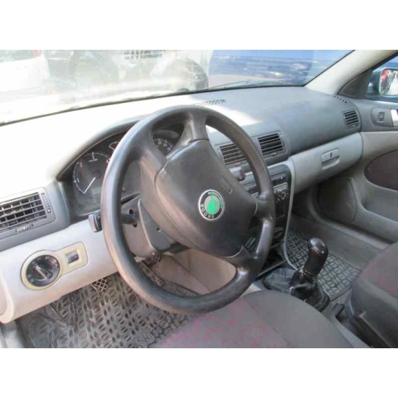 skoda octavia berlina (1u2) del año 2000
