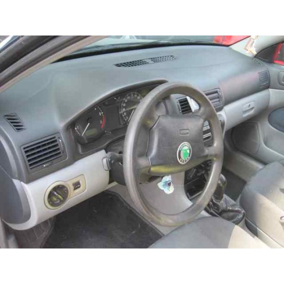 skoda octavia berlina (1u2) del año 2000