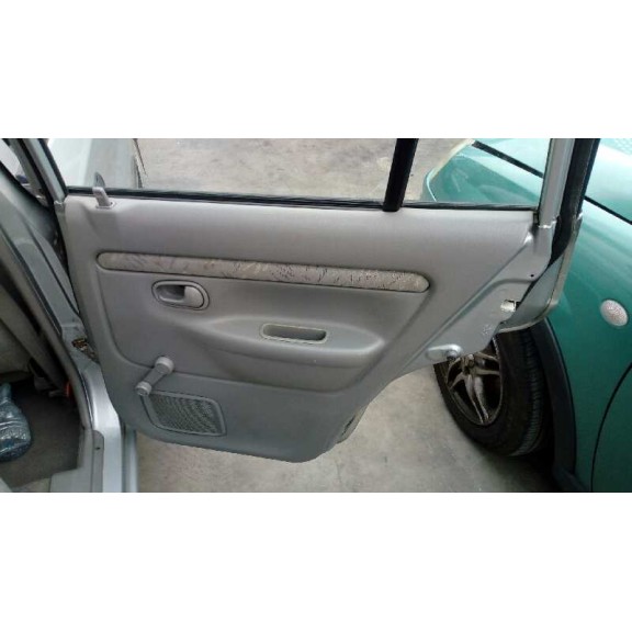 mazda demio (dw) del año 2001