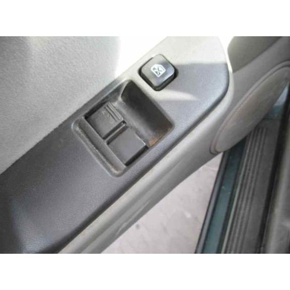 nissan primera berlina (p11) del año 2001